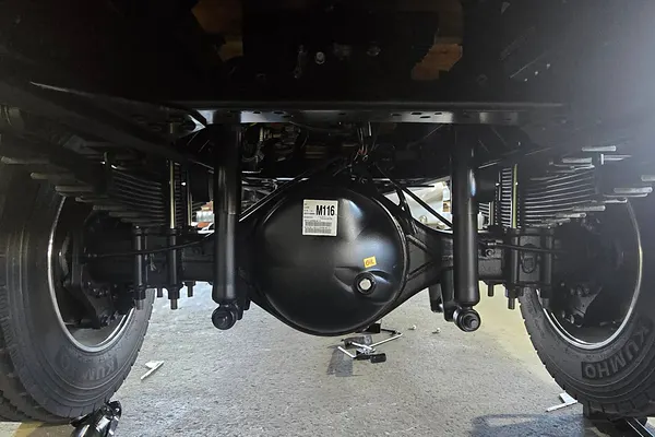 Rear axle with dual tyres, lifted for fitment